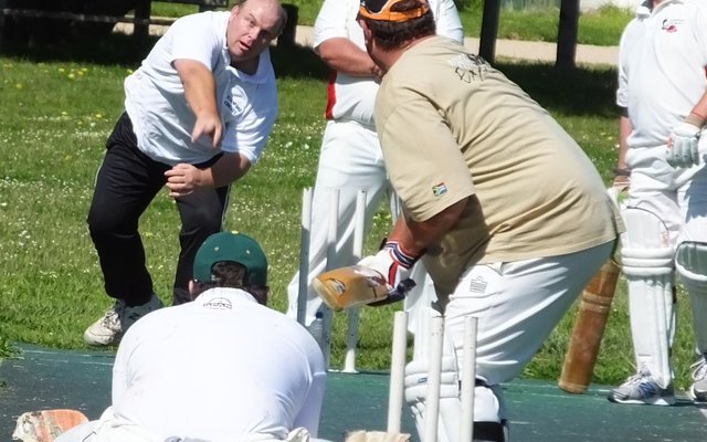 Henry Pieters van Stanford boul na Nico du Plessis  terwyl Juan Havenga (skeidsregter) fyn dophou.  